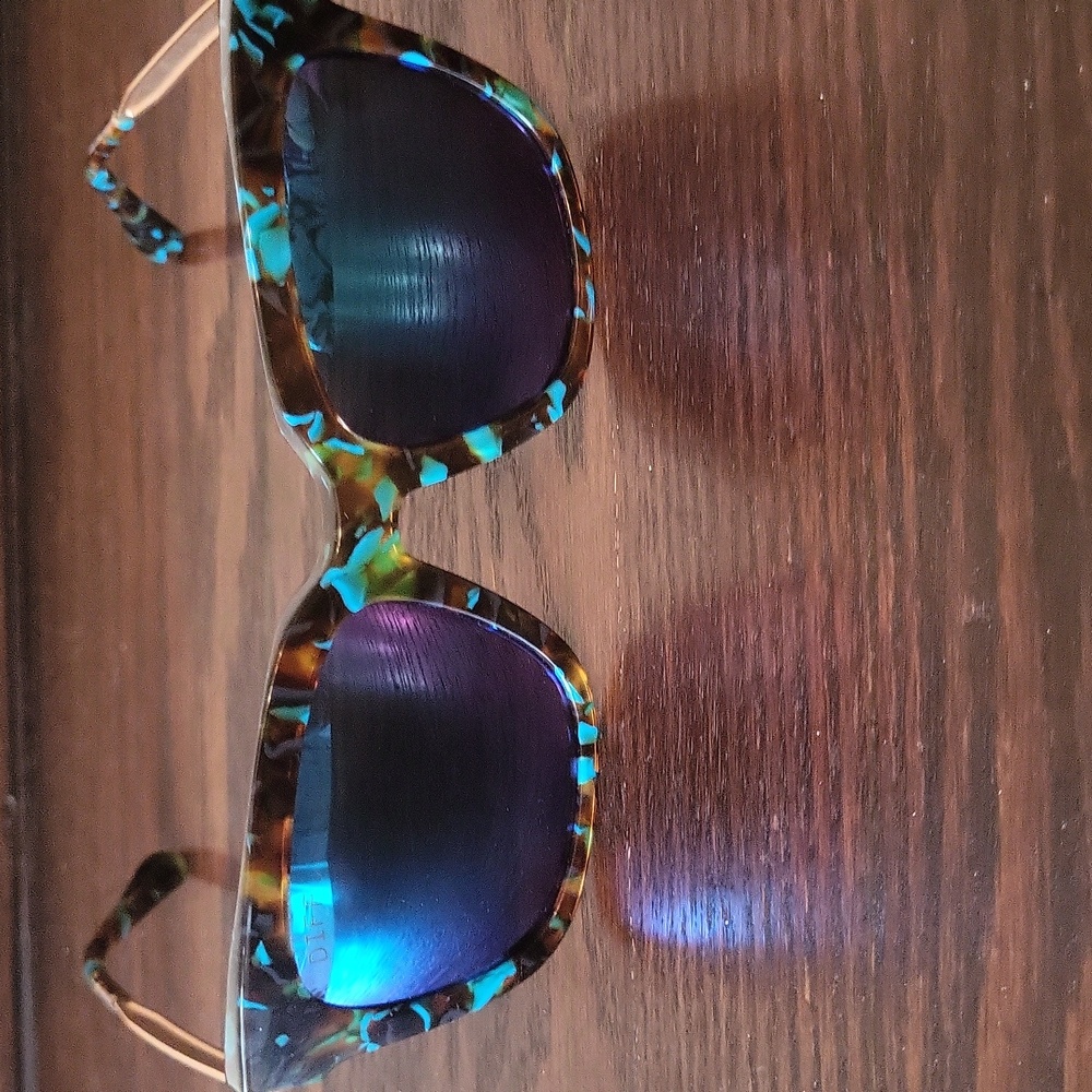 Diff Sunglasses With Diff Case - image 2